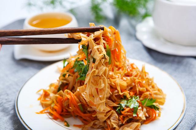 凉拌豆腐丝，年节宴席必备凉菜，蛋白质丰富，鲜香入味，佐酒佳肴