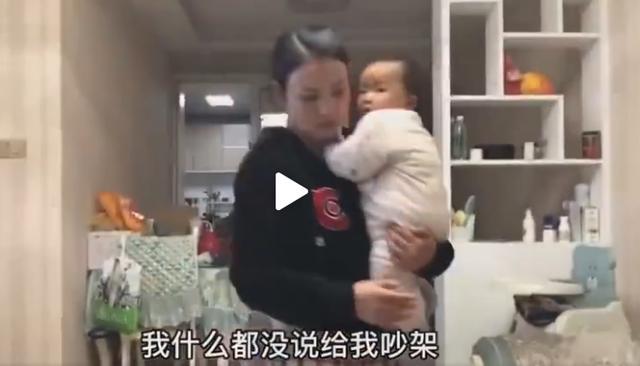 你的育儿经|宝宝哭闹不睡，妈妈一脚踢翻碗筷还凶孩子，引网友热议：我理解你