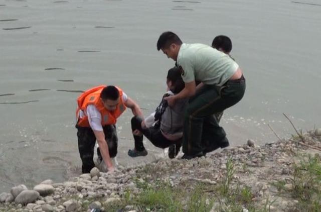 【超级宝妈】女子月子里不堪丈夫冷漠对待，跳河轻生，丈夫发现后，跪地道歉