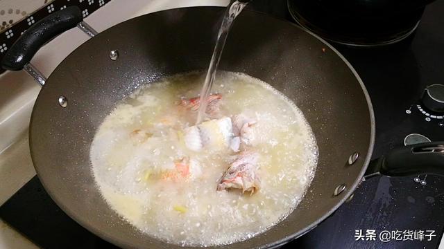 炖鱼时，要牢记“1放3不放”，炖出的鱼汤浓肉香味道正，没腥味
