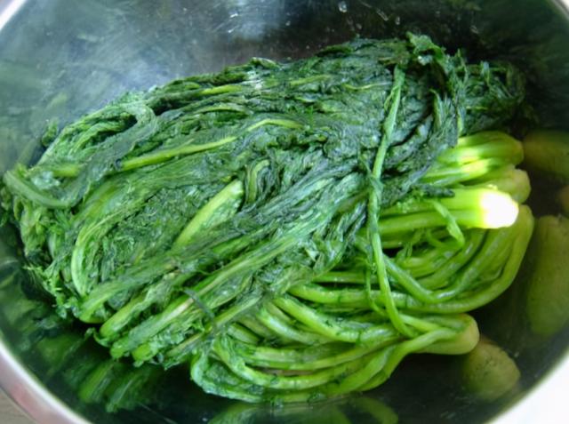 腌雪里蕻，不能直接撒盐！这3步是关键，颜色碧绿，味咸香而不酸