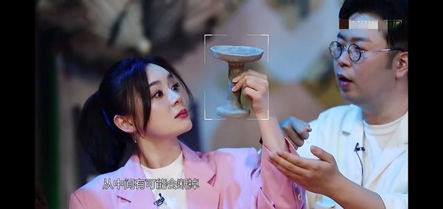 袁姗姗捏文物姿势让周震南着急，淡定回应，将黑红路线贯彻到底？|资讯早知道