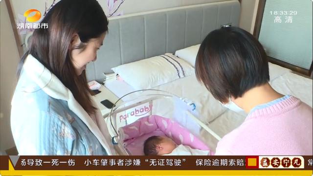 #芒果都市#警惕育婴伪科学！3月龄婴儿趴睡时身亡,专家给建议：3个月内宝宝应尽量避免趴着睡！