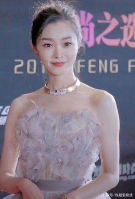 时尚探究社这次宋轶为了证明自己是个“腿精”,就大胆挑战一款“蛇绕鞋”