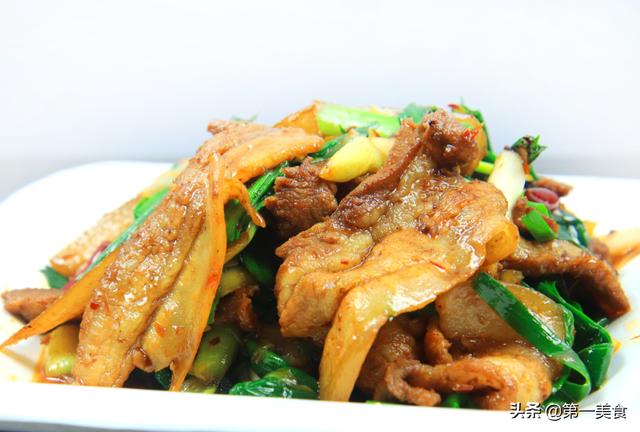 川菜之魂蒜苗回锅肉，切厚太腻久炒不香，牢记2个技巧才香而不腻