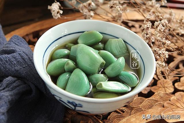 腌腊八蒜，只加醋是不够的，多加“两样”，2天就变绿，又脆又香