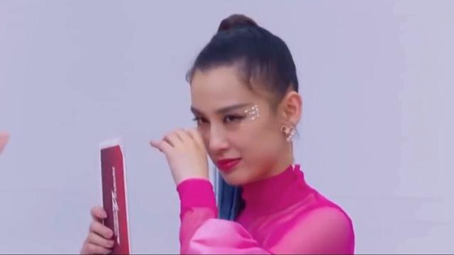 花开忆红颜|《乘风破浪的姐姐》,播了三期黄圣依被骂了三期,她得罪了谁