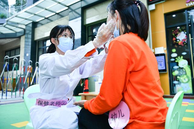 『超级宝妈』为开学做准备!广州海珠南华西街天汇幼儿园开展疫情防控应急演练