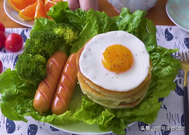 早餐松饼这样做太好吃，搭配荷包蛋和鲜蔬，营养美味，解馋的美食