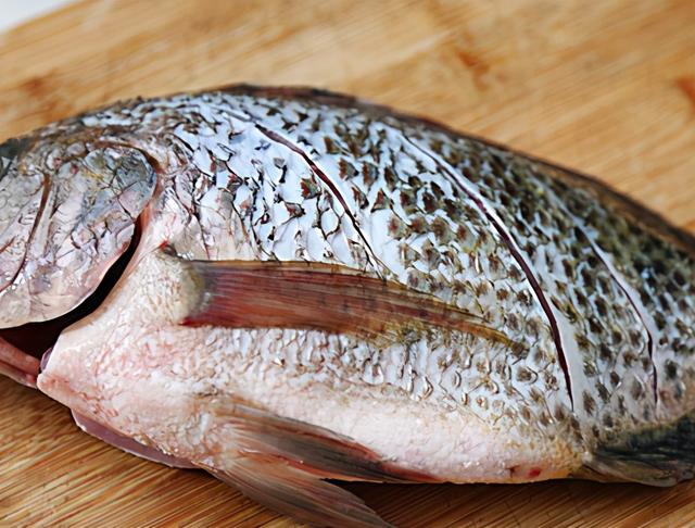 煎鱼时，别直接下锅，多加这1个步骤，鱼皮不破不粘锅，更完整