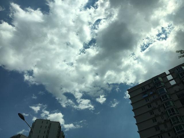 北京日报客户端雨后晴空,画卷展开!今天北京蓝天白云刷屏朋友圈