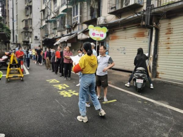 [光明网]长沙幼儿园的新礼仪：孩子一桌两人就餐，家长园外有序排队