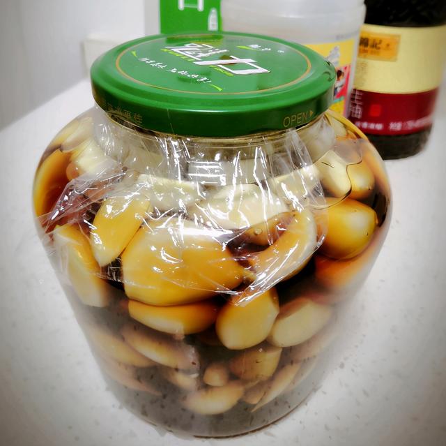 腌腊八蒜，别直接加醋泡！牢记4点，1天变绿，酸香脆爽，超简单