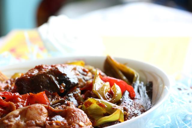 比炖茄子还好吃的鲶鱼做法，香辣可口蒜香浓郁，能撑死两个老爷子