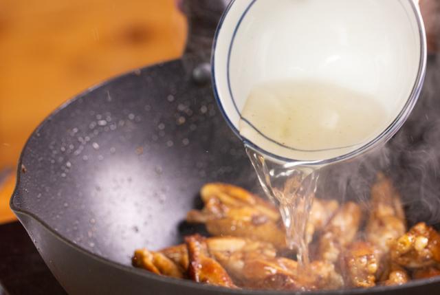 蜜汁小鸡翅，又一个好吃到嗦手指的鸡翅做法，比可乐鸡翅香多啦