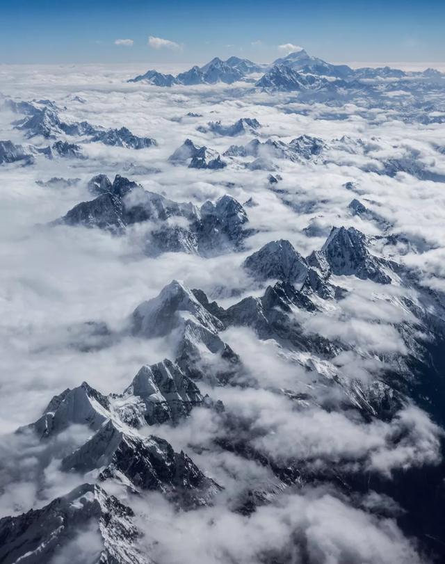 「你的育儿经」书架上的最美中国纪录片《这里是中国》,每一页都震撼人心