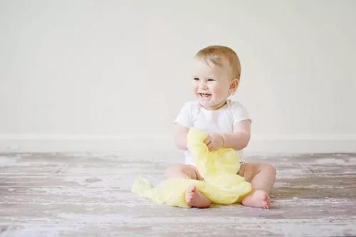 超幸福一家|孩子哭了就让他哭？你的行为正在伤害孩子的安全感