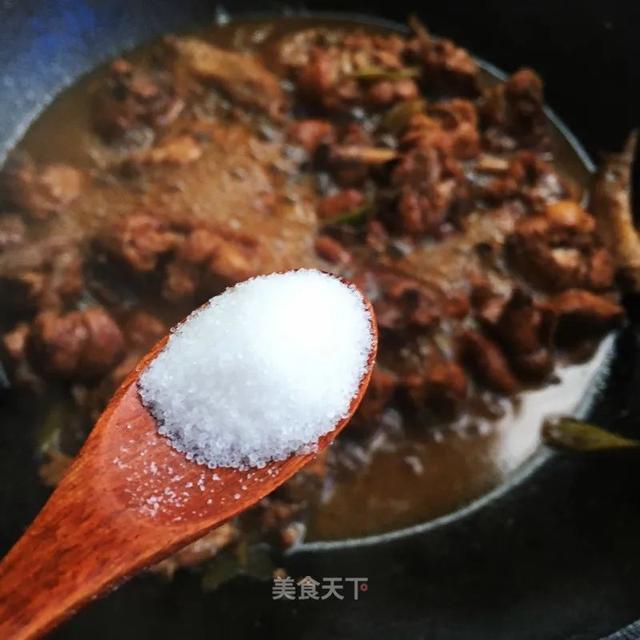 鸡肉这样炖，软嫩鲜香，营养滋补！学会了，聚餐的时候露一手吧