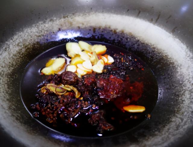 冷天，最馋吃麻辣水煮鱼片，学会腌鱼片的技巧，鱼肉鲜嫩滑不柴