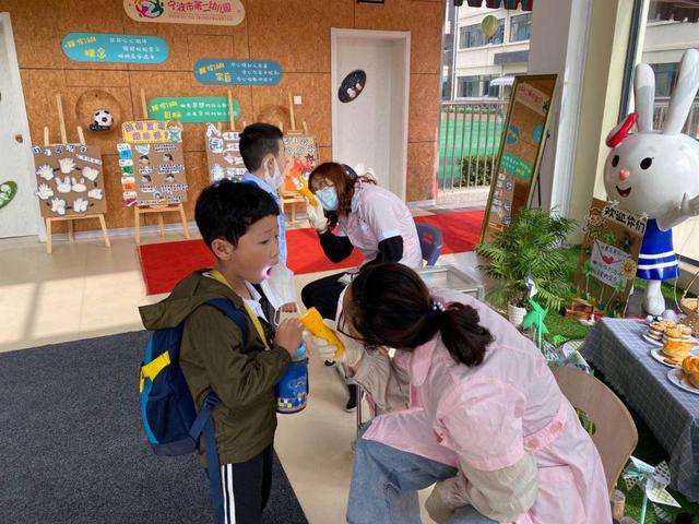 超级宝妈▲宁波幼儿园萌娃们开学啦！独自入园、测温、一米距…开心有序！