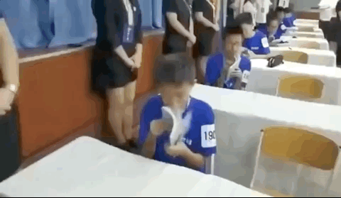 文字上的青年@孩子活活闷死，妈妈竟全程“直播”：一切省事的教育，都是害人