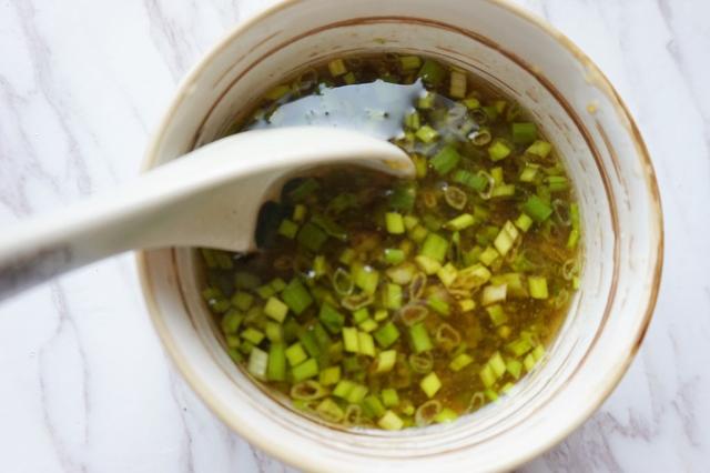 鸡腿这样做，比白斩鸡还好吃，又鲜又嫩，端上桌都抢着吃