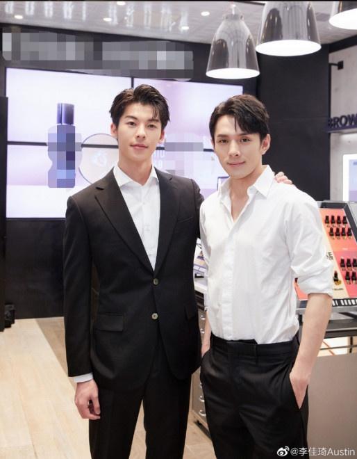 帅的很!李佳琦逛街遇许光汉 晒两人穿正装合影资讯早知道