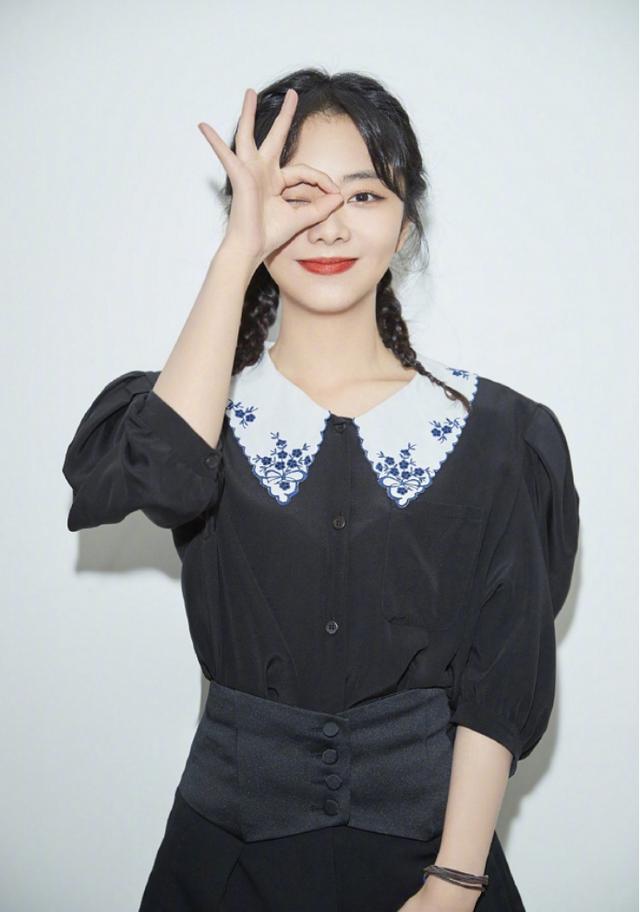 最时尚娃娃领穿搭来袭，谭松韵穿起来就像个洋娃娃，鞠婧祎却更胜一筹