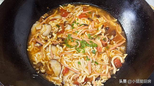 天冷了给家人做一锅酸辣汤，做法简单，暖胃驱寒，成本只需5元钱