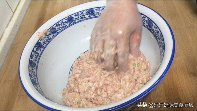 萝卜大肉包子学会这样调馅，鲜香入味，好吃不油腻，太解馋了