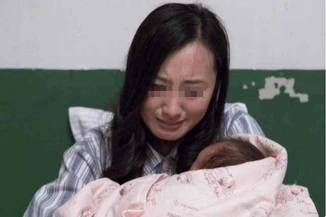 『超级宝妈』90后宝妈产后大变样，老公起疑心偷装监控，画面内容令他情难自抑