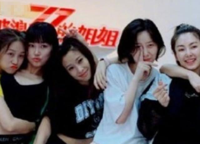 寸寸旧时光|姐姐们练舞晒合照，互相搭肩亲密十足，角落里的张含韵却让人心疼