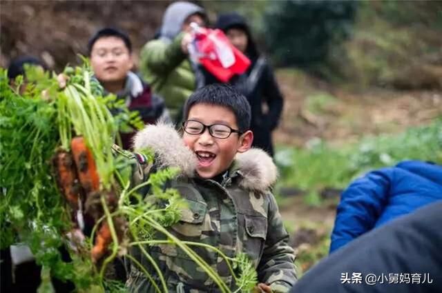 「你的育儿经」女儿假期去姥姥家住后！没想到竟成“村霸”？宝妈都快认不出