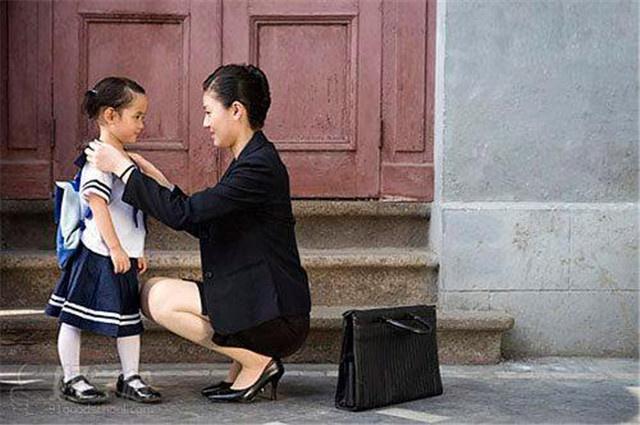 #超级宝妈#女人年轻生孩子好，还是晚点生孩子好？3个方面的对比可供参考