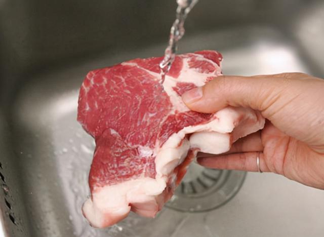 解冻肉时，不能直接用水泡！大厨教你2个技巧，解冻快，口感鲜嫩