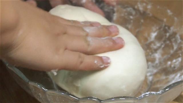 萝卜馅饼家常做法，皮薄馅大，味道鲜美，一家人都爱吃，太香了