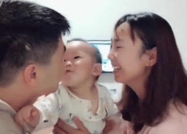 你的育儿经：父母当着娃的面玩亲亲，宝宝用实力诠释什么叫地位
