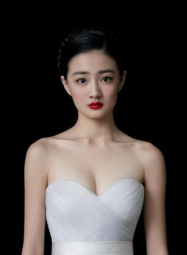 普拉达女王徐璐的“遮肉裙”有多撩人?仅是薄薄的一层