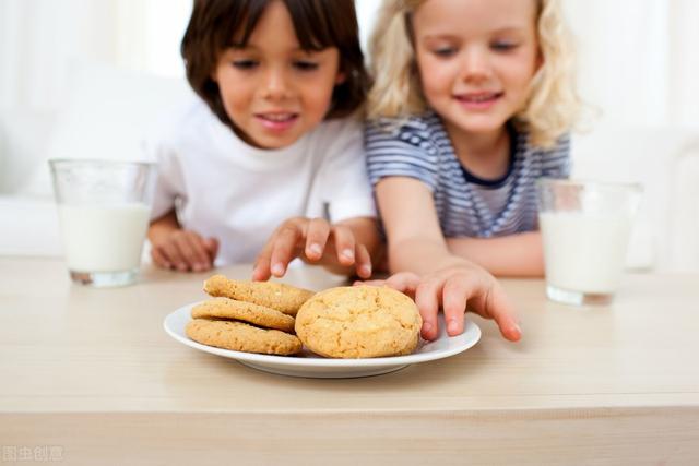 猫小鱼|小孩子总是喜欢吃零食，该吃饭的时候不吃饭怎么办？我来告诉你
