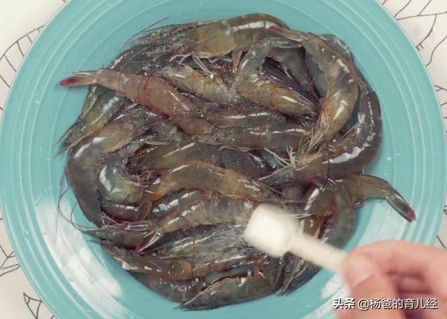 基围虾这样做太美味，简单一焖就能吃，营养又解馋，孩子特喜欢