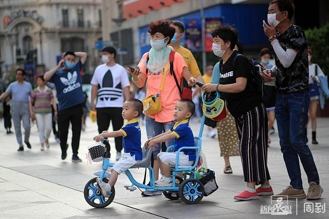 超级宝妈|逛街购物，“全家行动”过“六一”| 晨镜头