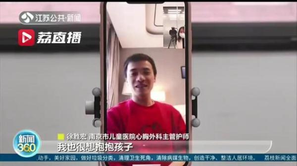 光明网：远远看着，2岁宝宝想冲进隔离点：“爸爸，要抱抱！”
