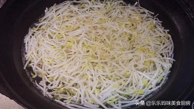 懒人凉皮想要好吃，可不是直接调面糊那么简单，教你正确做法，香