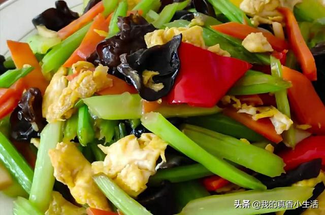 炒芹菜有人焯水，有人直接炒，都不对，多加一步，脆爽好吃不塞牙