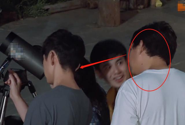 淡蓝色的记忆|张子枫等到超级月亮，围观时黄磊的手抢镜了，“老父亲”既视感