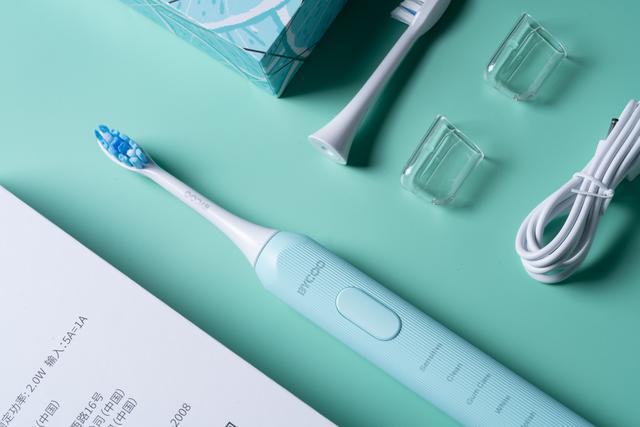 洁白的牙齿需要电动牙刷助力