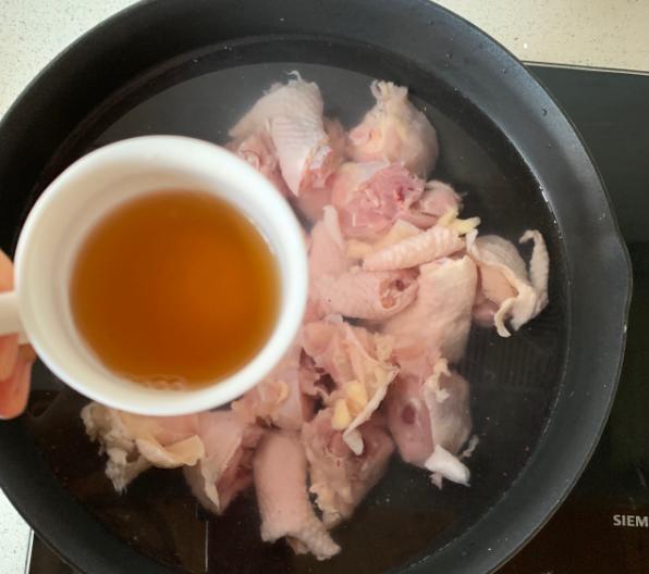 炖鸡时放哪几种香料？大厨：用“它”就够了，鸡肉鲜嫩无腥味