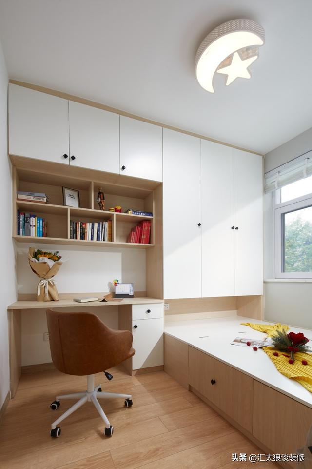 看来看去还是白色搭木色的装修最舒服耐看，初看不惊艳越看越喜欢