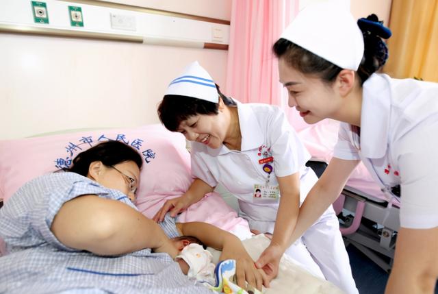 39岁朱丹自述“高龄产妇”的艰辛，躺床靠吸氧，网友直呼认不出