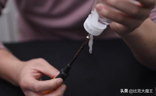 一个塑料瓶一颗螺丝，教你做自动浇花器，再不担心花草没人浇水了